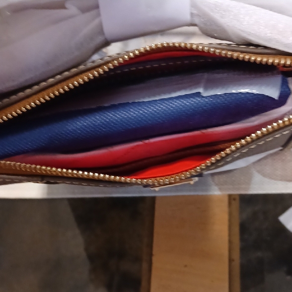 STUNNING Dooney & Bourke 'Lexington' Elephant Colored Crossbody Bag - Picture 10 of 12